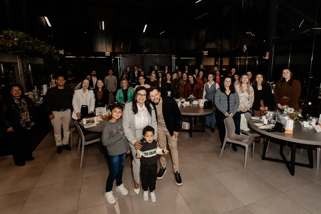 Foto de grupo com o salão em volta