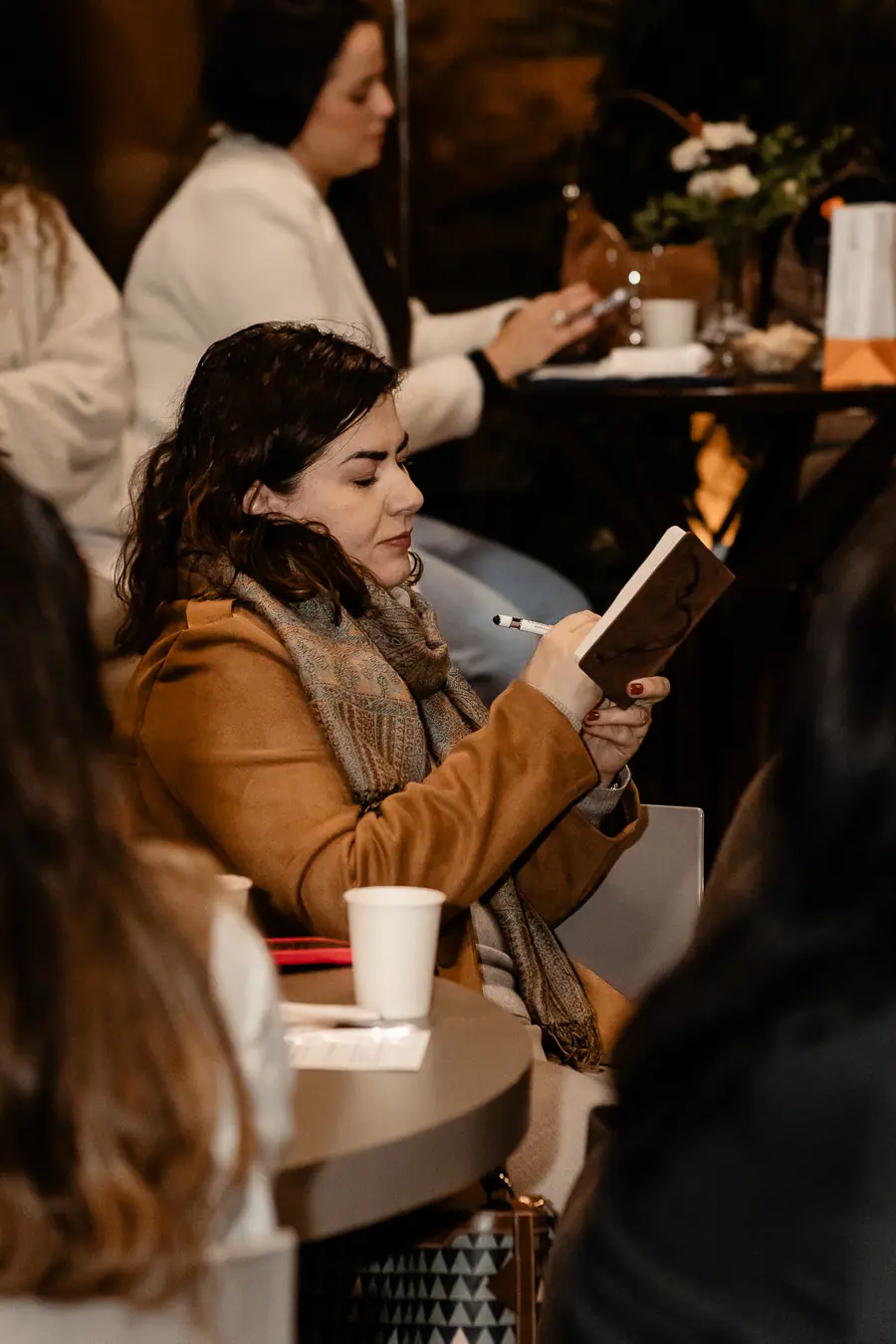 Participante lendo o material na mesa