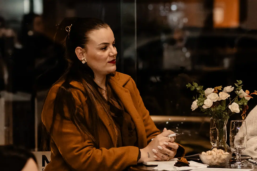 Participante rindo durante a conversa de mesa