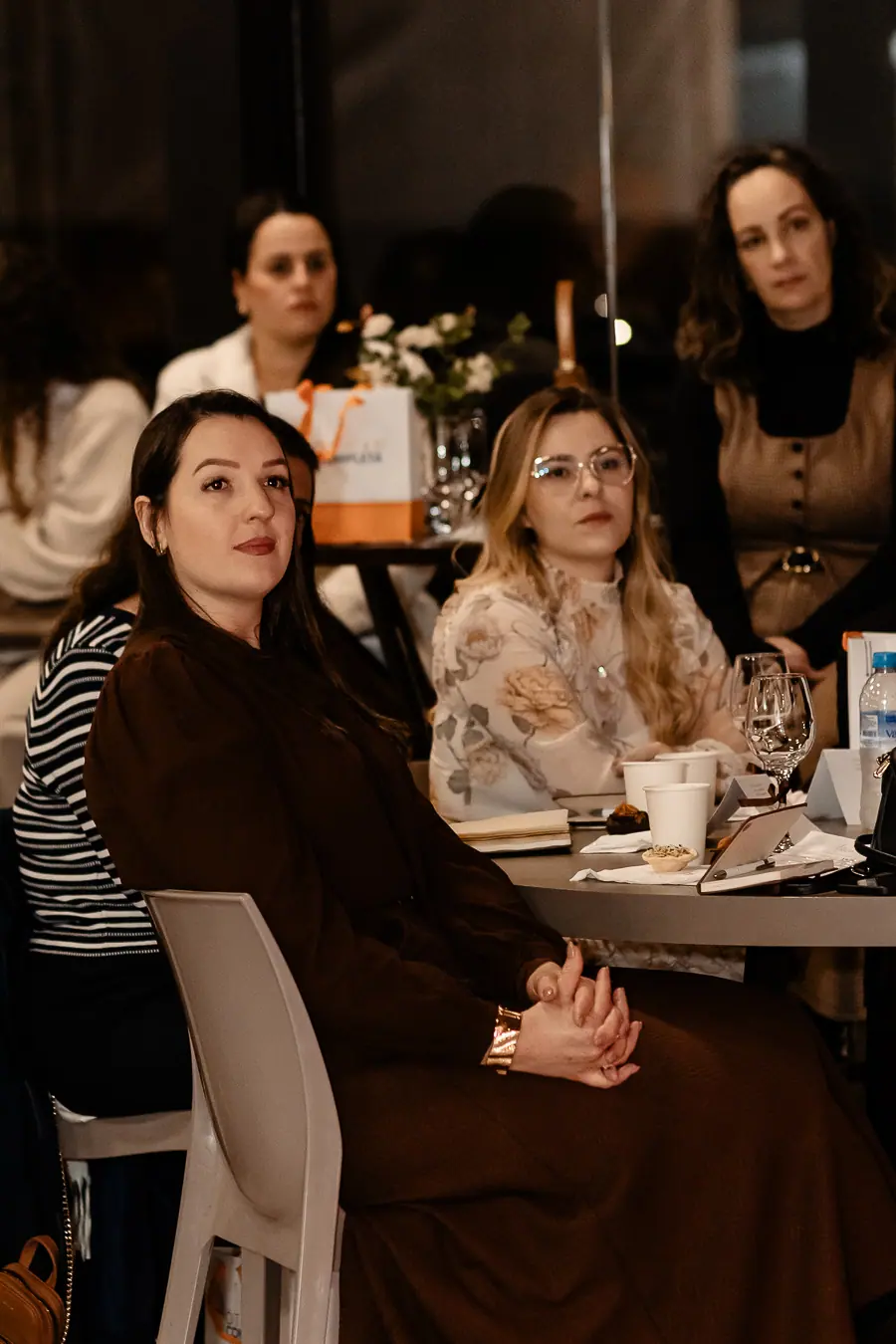 Três participantes conversando na mesa