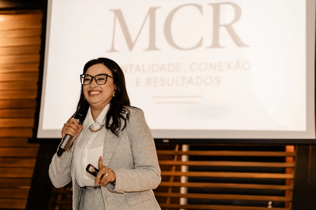 Cynthia ao microfone durante a condução