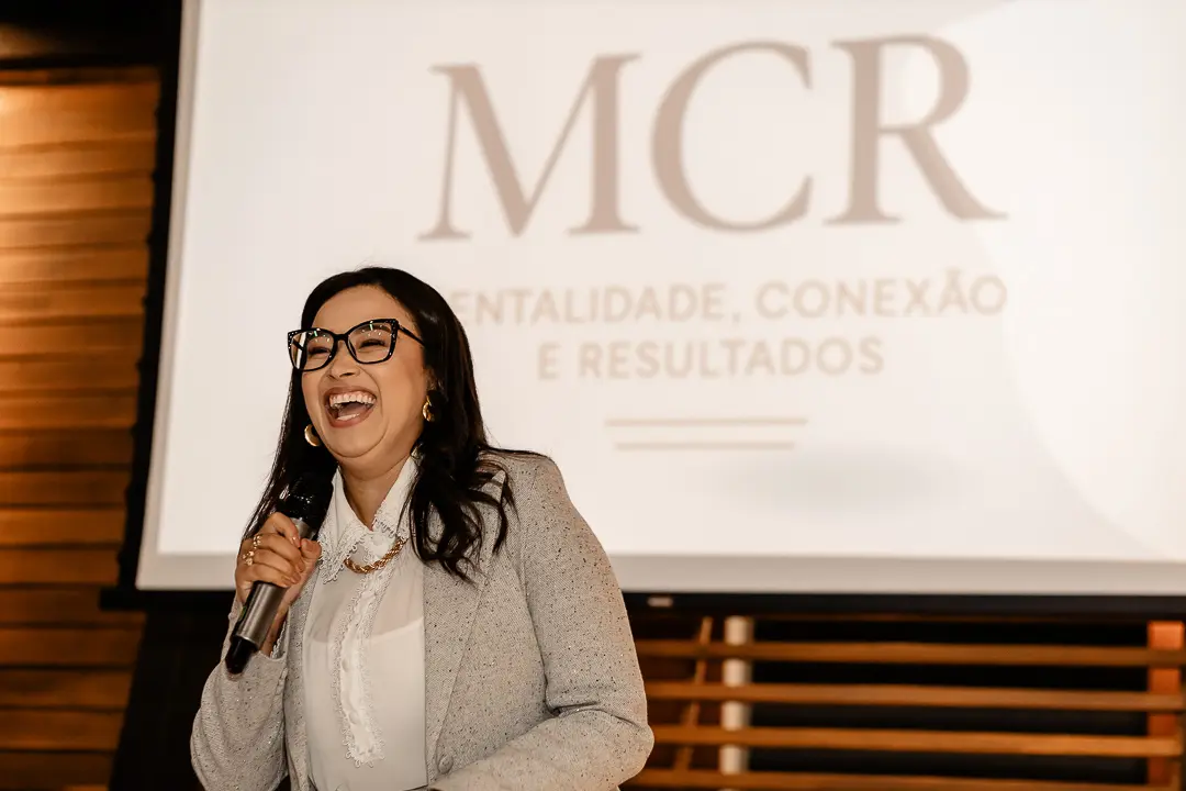 Cynthia rindo ao microfone