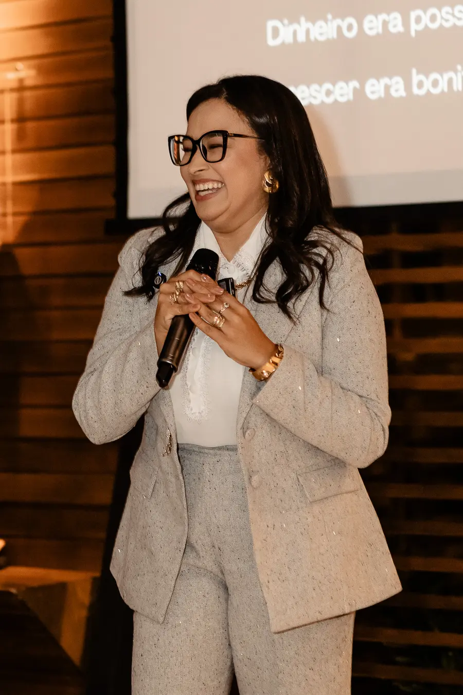 Cynthia Rodrigues falando no encontro anterior da MCR, diante do telão