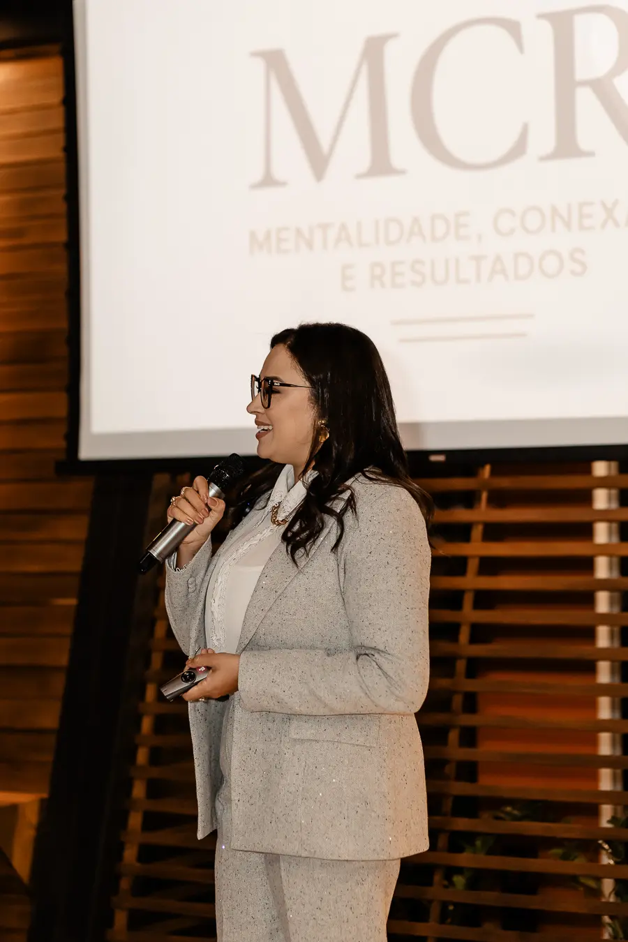 Cynthia ao microfone, conduzindo o dia