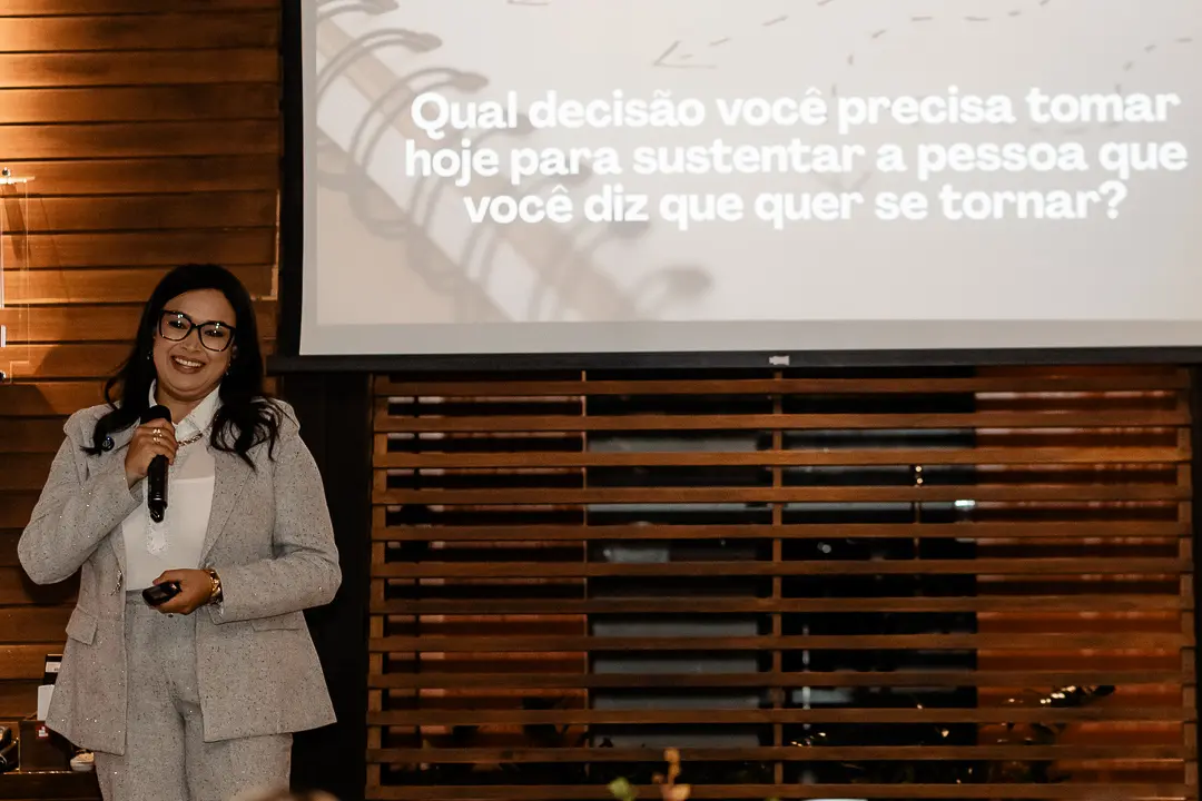 Uma das perguntas do método projetada no telão
