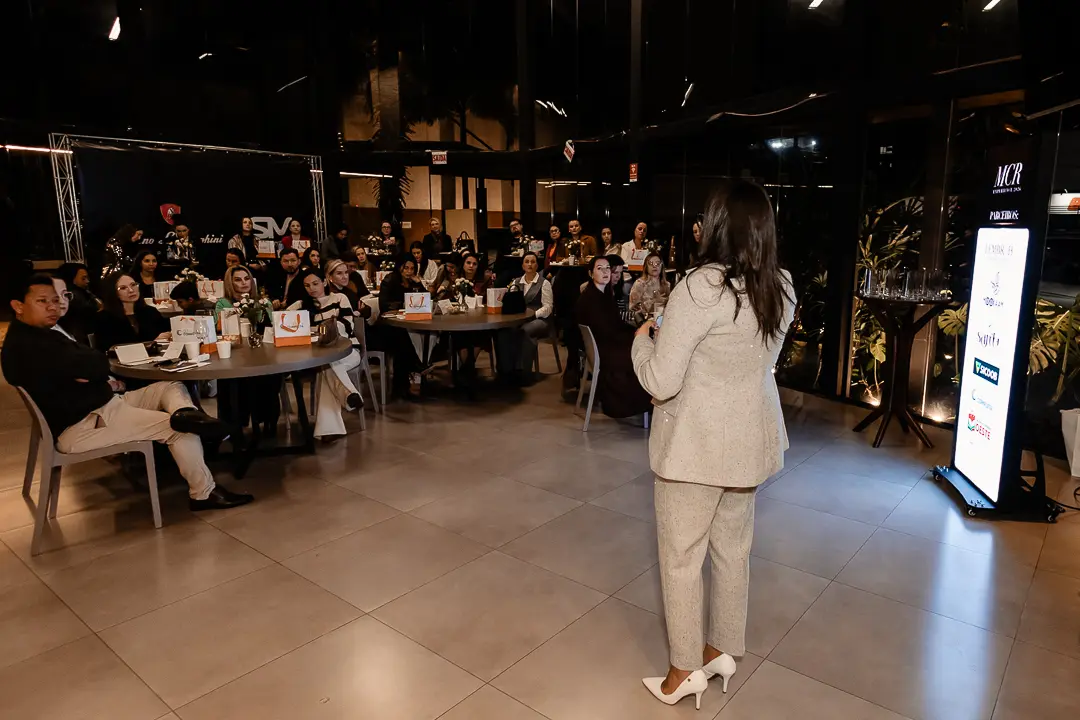Cynthia de costas, diante da sala cheia
