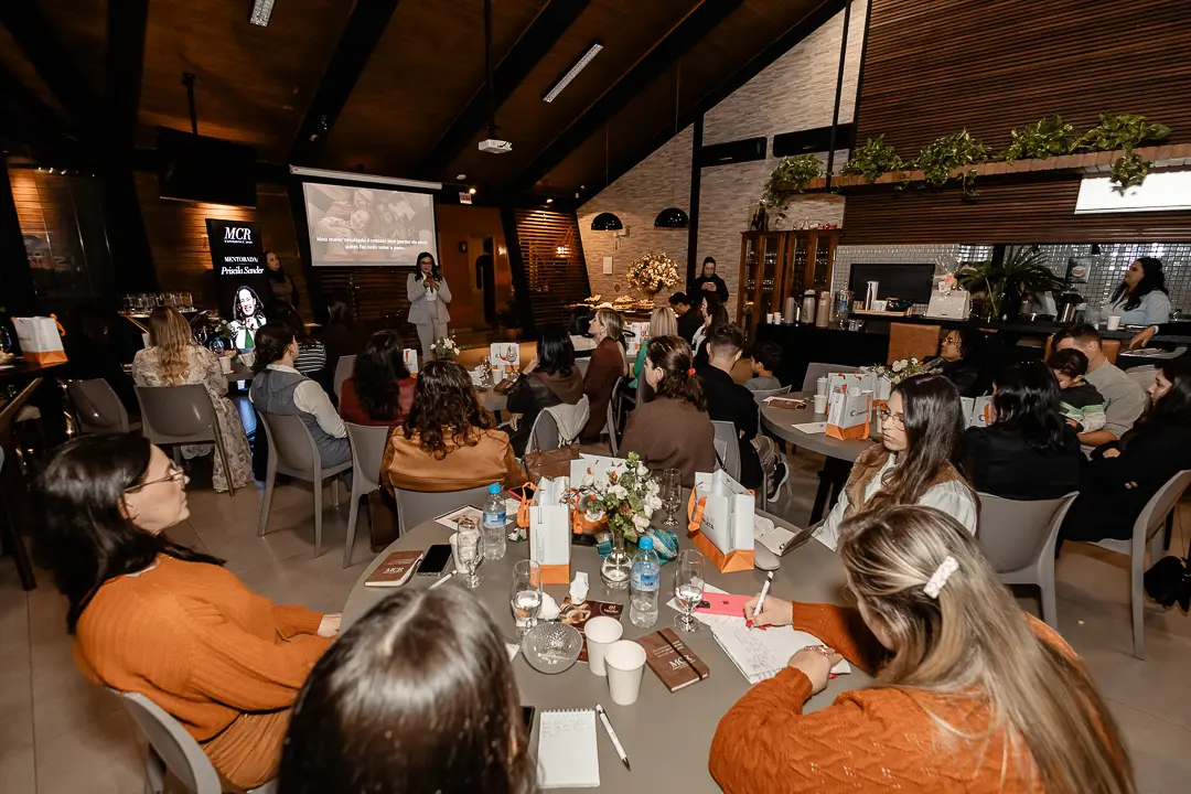 A sala ocupada, com o material do método sobre as mesas