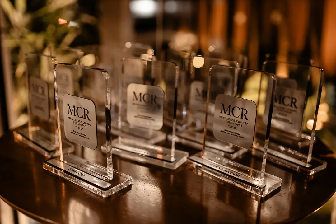 As placas da MCR sobre a mesa da entrada